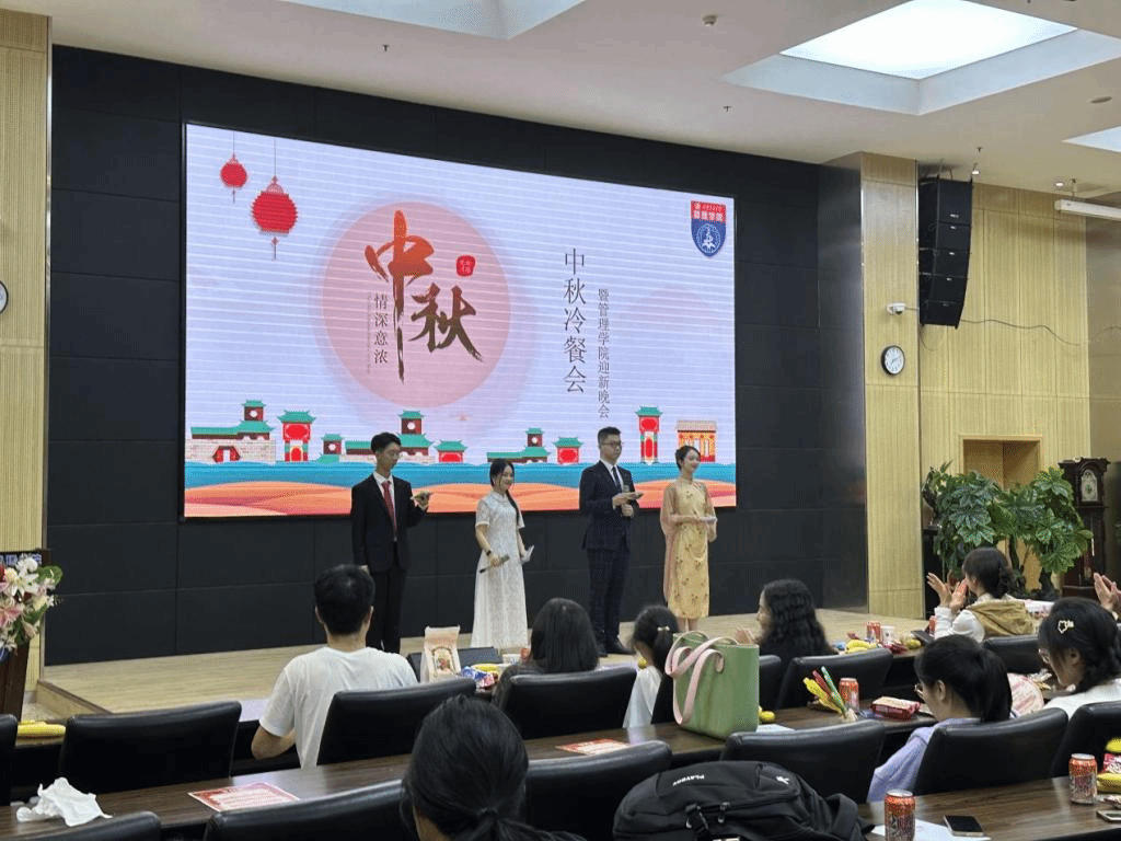户外直播
举办2023年中秋冷餐会暨迎新晚会